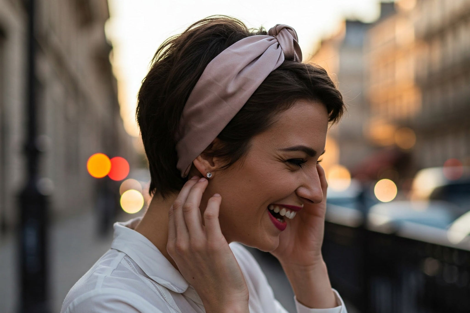 Comment mettre un bandeau dans les cheveux courts ?