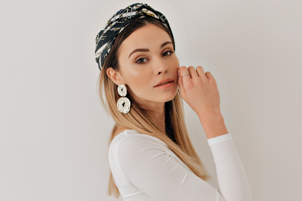 Mettre un bandeau cheveux : utile ou gadget ?