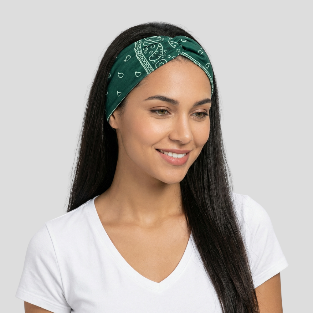 Bandeau Bandana Croisé Vert - bandeau cheveux femme mannequin brune qui porte le bandeau bandana vert sapin
