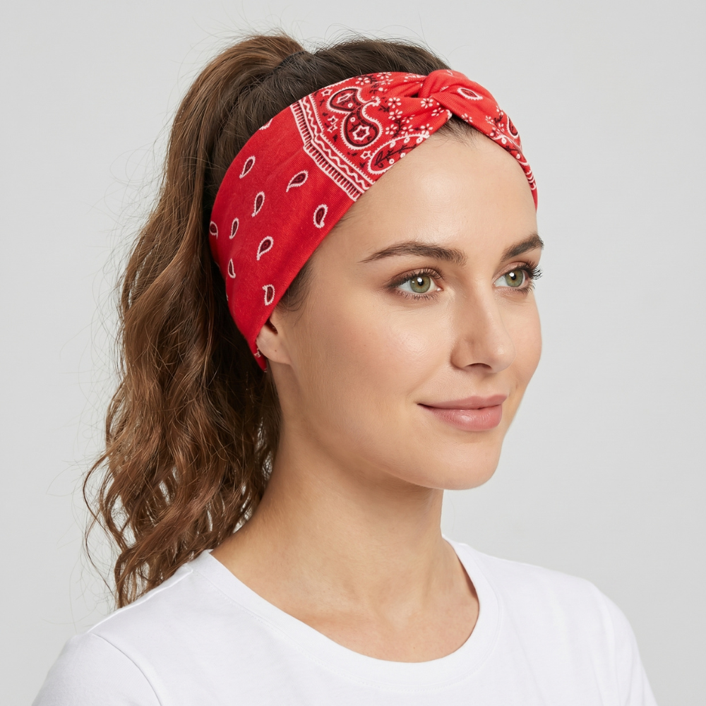 Bandeau Bandana Croise Rouge - bandeau cheveux femme mannequin brune avec les cheveux attacher. bandeau cheveux en coton scandes super doux et confortable