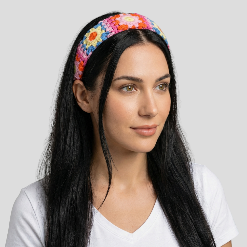 Serre Tete Crochet Carre Multicolore - serre tete femme mannequin brune au cheveux long, serre tete style hippie parfait pour les festivals d'été