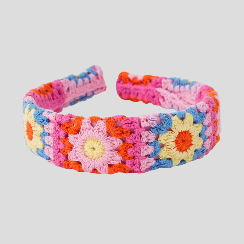 Serre Tete Crochet Carre Multicolore - serre tete femme mannequin brune au cheveux long, serre tete style hippie parfait pour les festivals d'été