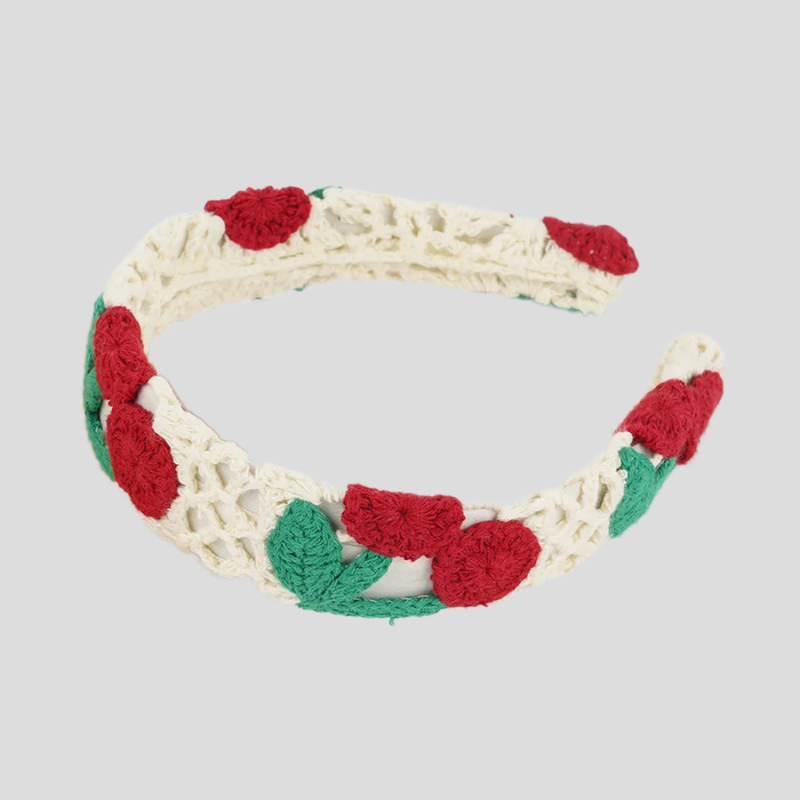 Serre Tete Crochet Cerise - Serre tete femme mannequin brune qui porte ce magnifique serre tete qui fait pensé à l'été