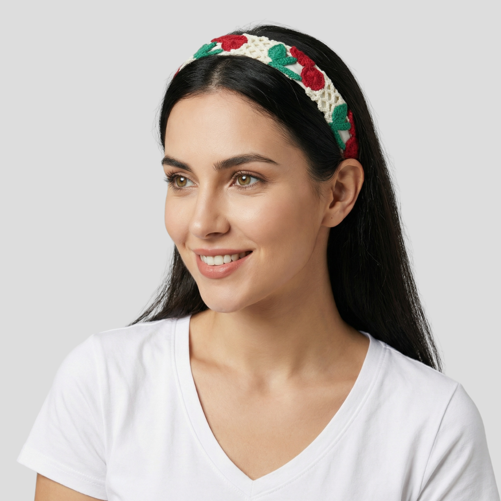 Serre Tete Crochet Cerise - Serre tete femme mannequin brune qui porte ce magnifique serre tete qui fait pensé à l'été