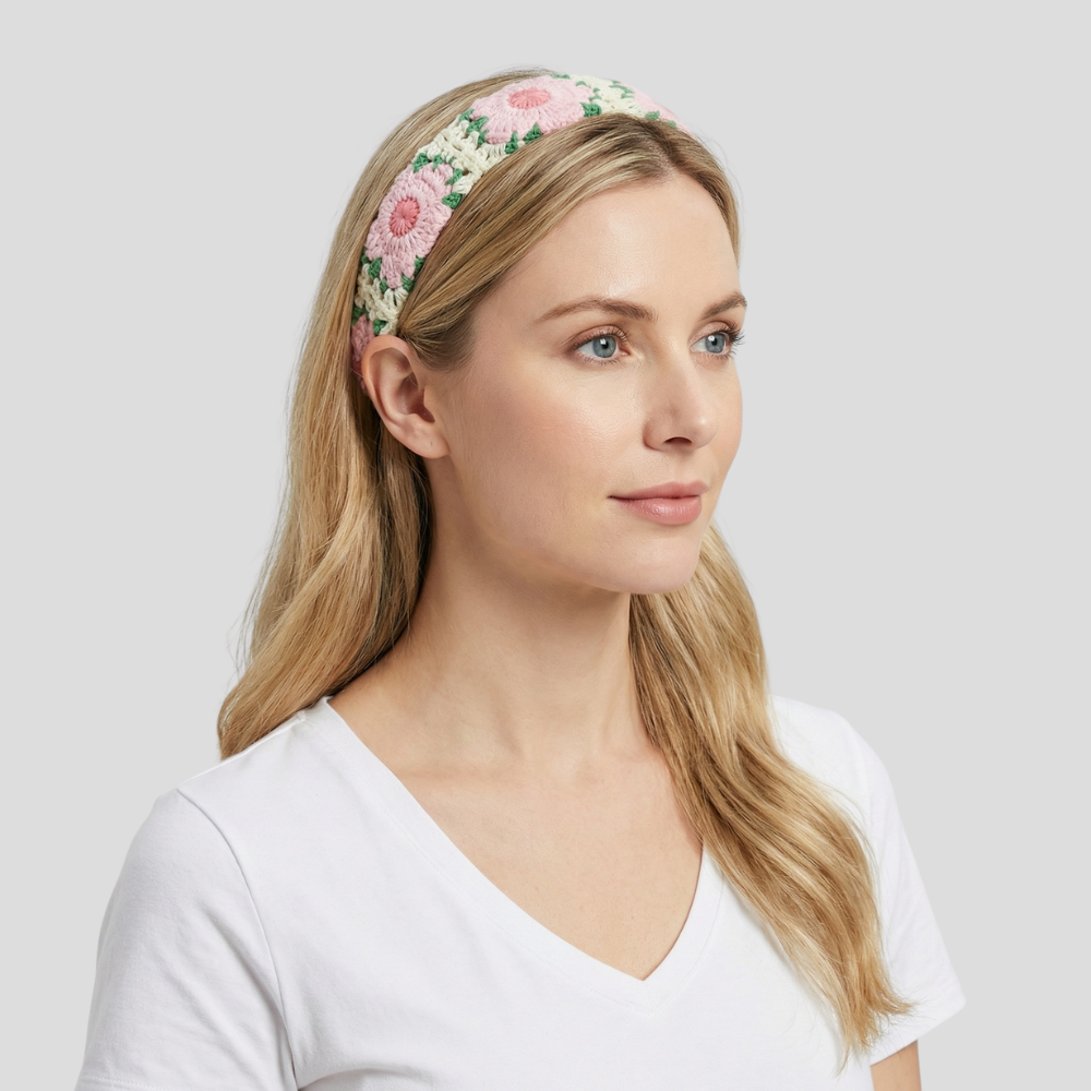 Serre Tete Crochet Fleur Rose - serre tete femme mannequin blonde aux long cheveux style hippie dans des couleurs douces