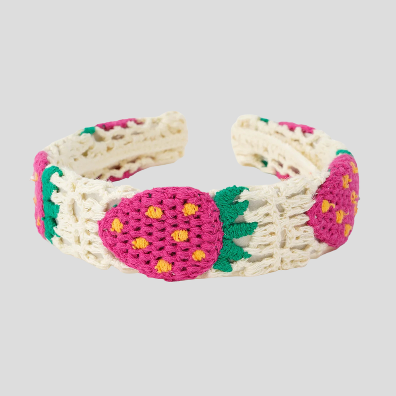 Serre Tete Crochet Fraise - serre tete femme mannequin cheveux marron qui arbore ce magnifique serre tete d'été avec de jolie fraise, serre tete fantaisie