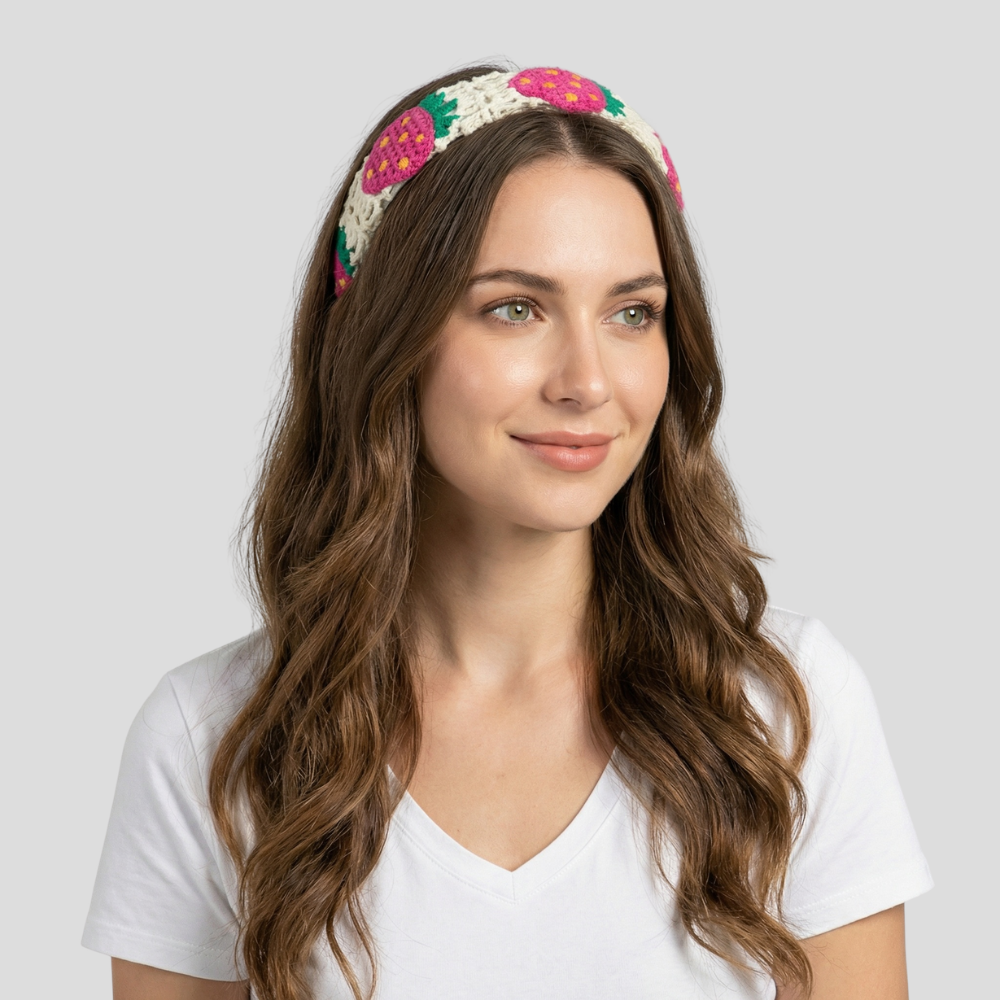 Serre Tete Crochet Fraise - serre tete femme mannequin cheveux marron qui arbore ce magnifique serre tete d'été avec de jolie fraise, serre tete fantaisie