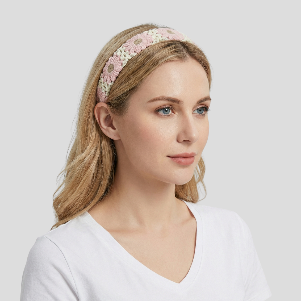 Serre Tete au Crochet Fleur Rose Pâle sur mannequin blonde avec de jolie couleur pastel, serre tete look hippie mignon