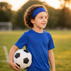 Bandeau sport bleu roi garçon en tenue de football, headband enfant maintien cheveux