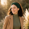Bandeau croisé vert col de turtleneck sage et manteau camel en extérieur, accessoire cheveux femme tendance