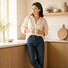 Bandeau croisé vert porté par une femme en chemise en lin beige et jean droit, ambiance matinale lifestyle