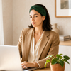 Bandeau croisé vert associé à un blazer camel et blouse crème, look bureau chic avec headband tissu femme